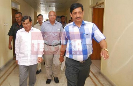 NFR GM HK Jaggi arrives in state on two day visit, meets CM Manik Sarkar: Countdown begins for commencement of BG express train by June NFR GM HK Jaggi arrives in state on two day visit, meets CM Manik Sarkar: Countdown begins for commencement of BG express train by June